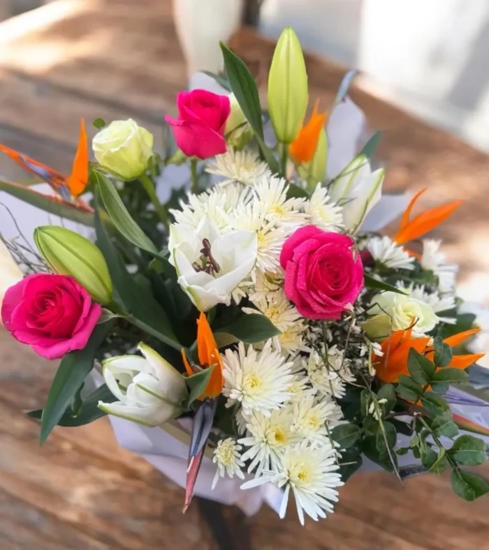 Un bouquet élégant de fleurs Tokyo, avec des lys majestueux, des fleurs roses et des fleurs blanches, créant une composition douce et raffinée.