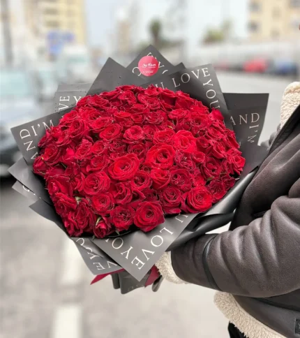Bouquet Passion 100 Roses Rouges – Élégance en Noir
