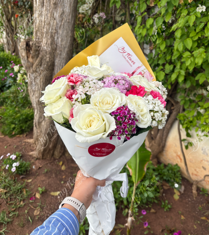 Bouquet de fleurs blanches Casablanca – roses blanches, lilas et fuchsia dans emballage doré"