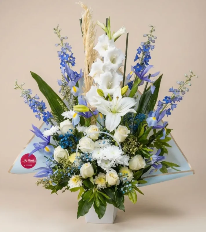 Composition Florale Élégante Blanc & Bleu – Bouquet Décoratif en Vase